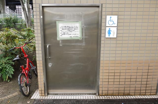 高島平緑地(西台駅寄り) のトイレ入口写真