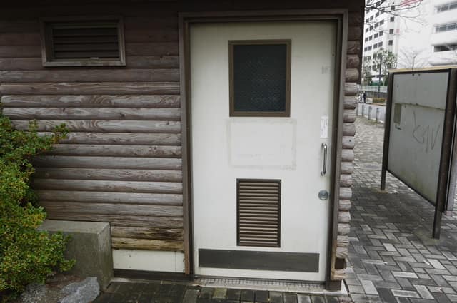 高島平緑地(前谷津川側) のトイレ入口写真