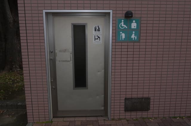 高島平五丁目公園 のトイレ入口写真
