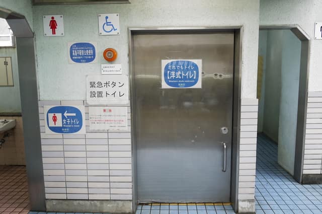 高島平緑地(高島平駅前) のトイレ入口写真