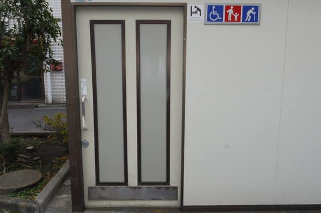 大谷口北町宮ノ下公園 のトイレ入口写真