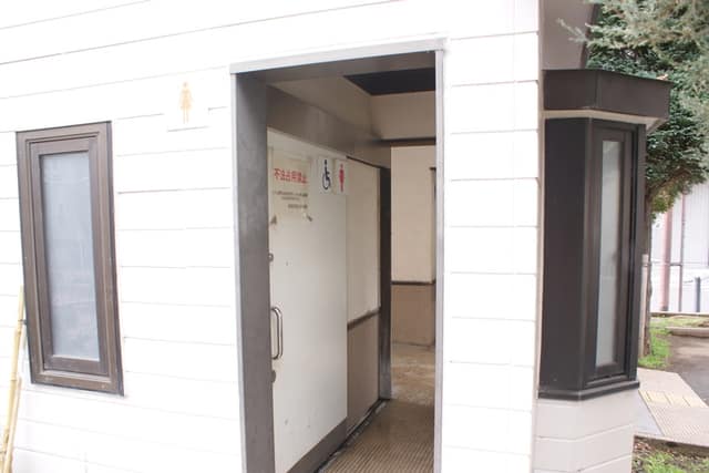 板橋駅前公園 のトイレ入口写真