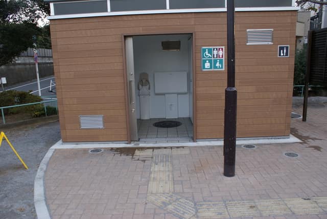 石成公園 のトイレ入口写真