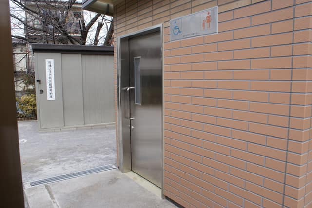 えび山広場 のトイレ入口写真