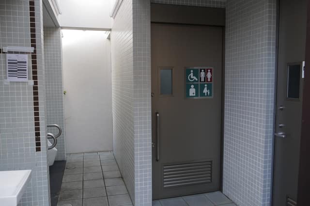 志村坂上公衆便所 のトイレ入口写真