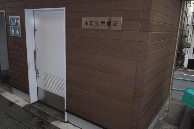 本町公衆便所 のトイレ入口写真