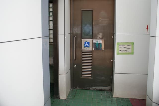 成増駅南口公衆便所 のトイレ入口写真