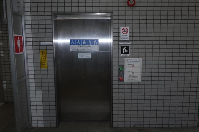 板橋区役所前公衆便所 のトイレ入口写真