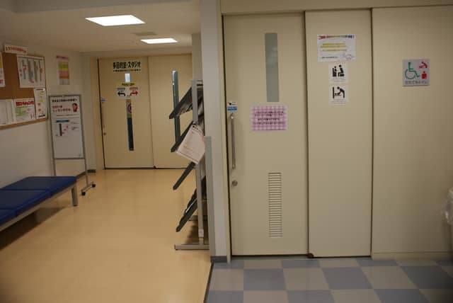 高島平温水プール のトイレ入口写真