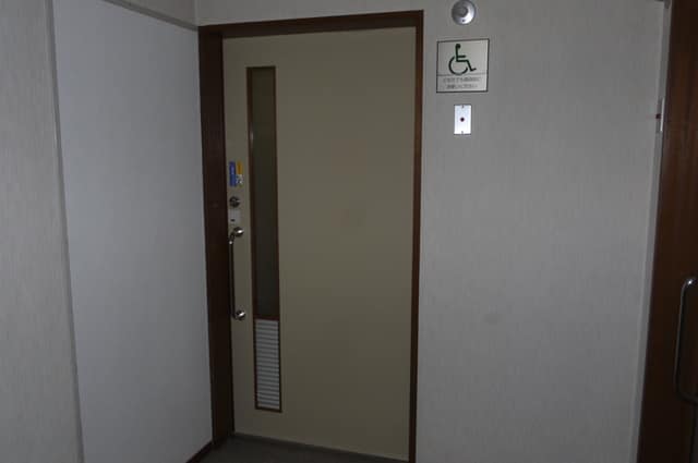 仲宿集会所 のトイレ入口写真