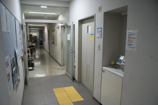 東京都水道局葛飾営業所 のトイレ入口写真