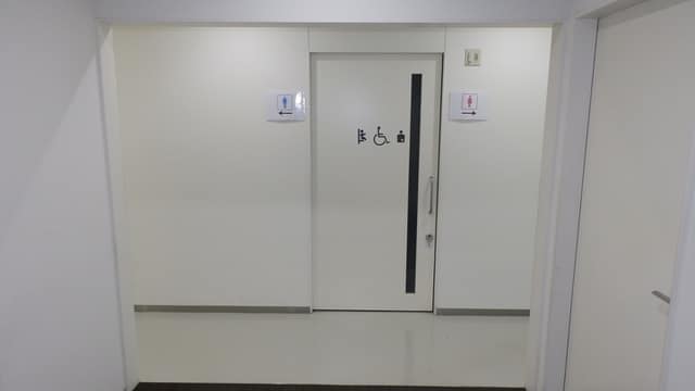 葛飾区保健所及び子ども総合センター(「健康プラザかつしか」) のトイレ入口写真
