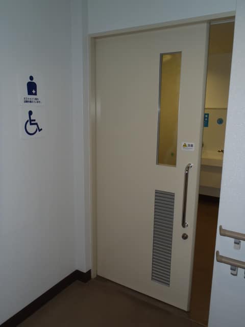 役所滝野川分庁舎 のトイレ入口写真