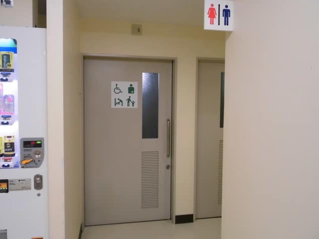 王子区民センター のトイレ入口写真
