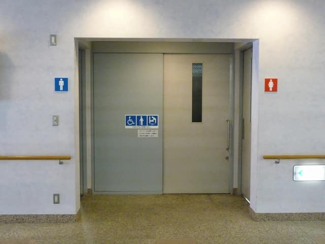 豊島区民センター のトイレ入口写真