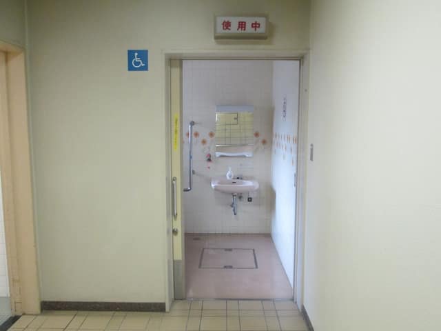 上十条ふれあい館 のトイレ入口写真