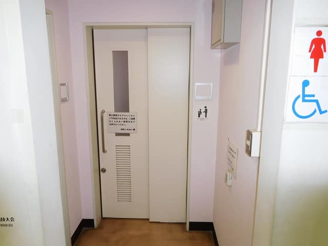 岸町ふれあい館 のトイレ入口写真