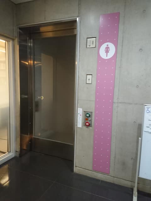 中央図書館 のトイレ入口写真