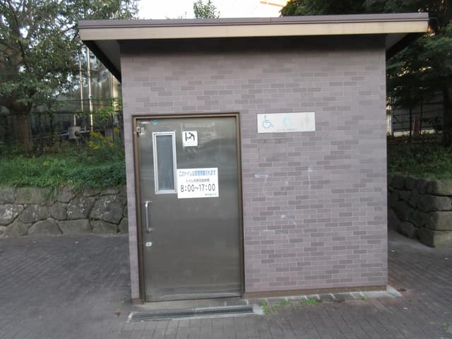 赤羽緑道公園 のトイレ入口写真