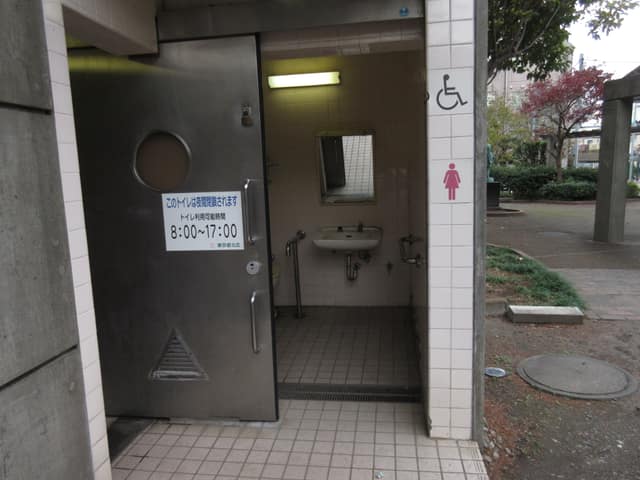 赤羽南二丁目児童遊園 のトイレ入口写真