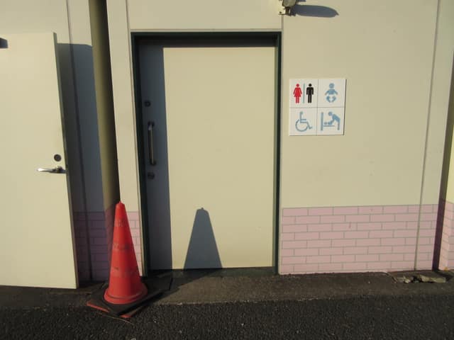 新荒川大橋緑地 のトイレ入口写真