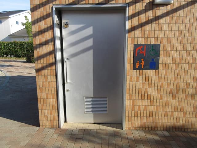 志茂三丁目小柳川公園 のトイレ入口写真