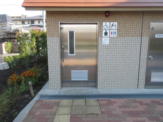 志茂四わかば児童遊園 のトイレ入口写真