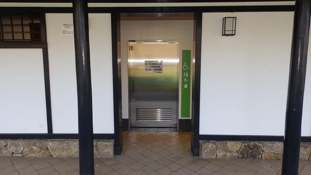 飛鳥山公園 のトイレ入口写真