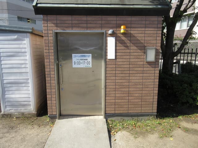 王子四丁目公園 のトイレ入口写真
