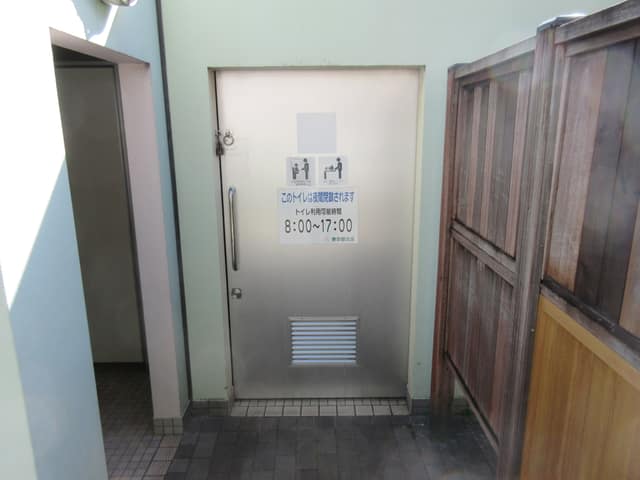 あすか緑地 のトイレ入口写真