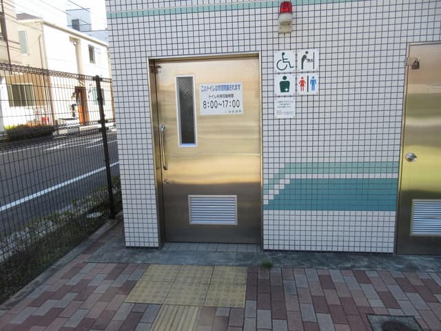 昭和町ふれあい児童遊園 のトイレ入口写真