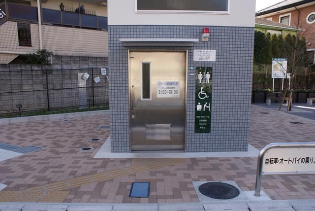 田端二丁目児童遊園 のトイレ入口写真