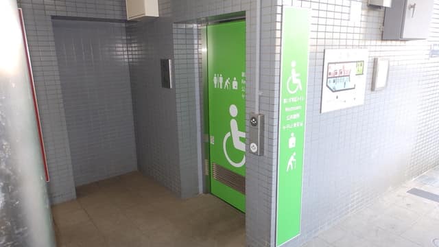 田端駅前公衆便所 のトイレ入口写真