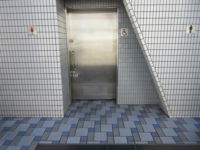 尾久駅前公衆便所 のトイレ入口写真