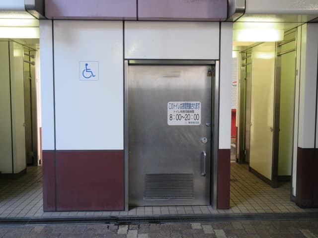 新田端大橋下公衆便所 のトイレ入口写真