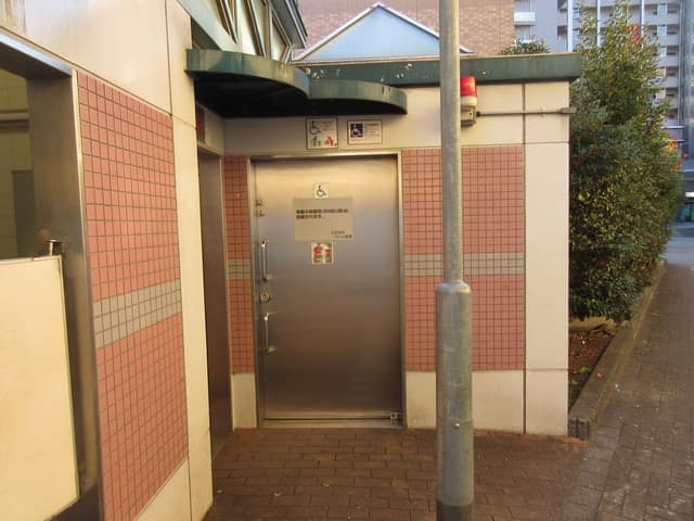 北赤羽駅前公衆便所 のトイレ入口写真