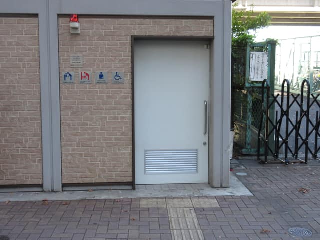 上中里駅前公衆便所 のトイレ入口写真