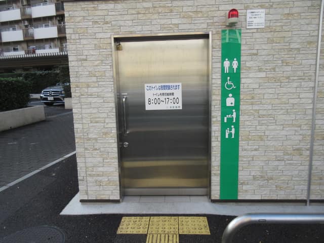 王子五丁目公衆便所 のトイレ入口写真
