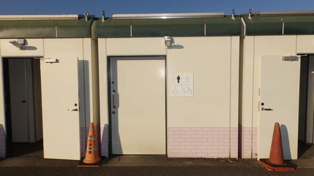 新荒川大橋野球場 のトイレ入口写真