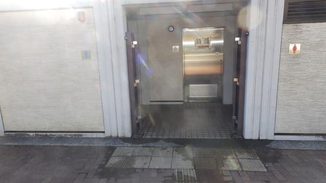 浮間舟渡庭球場 のトイレ入口写真