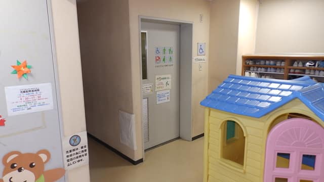滝野川東児童館 のトイレ入口写真
