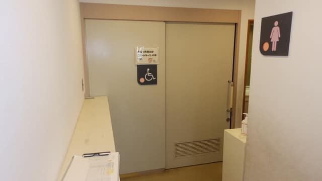滝野川西児童館 のトイレ入口写真