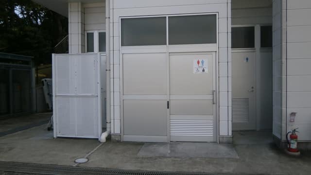 若洲海浜公園ヨット訓練所 のトイレ入口写真
