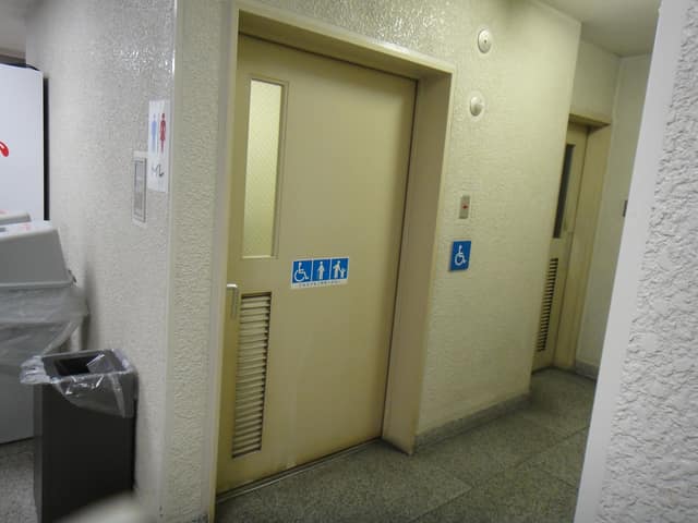 東京都環境科学研究所 のトイレ入口写真