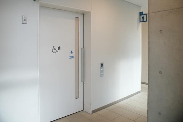 東京都中央卸売市場豊洲市場(管理施設棟) のトイレ入口写真