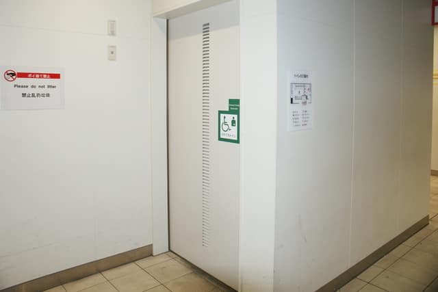 東京都中央卸売市場豊洲市場(水産仲卸売場棟) のトイレ入口写真