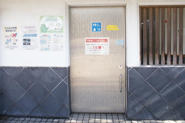 清澄庭園 のトイレ入口写真