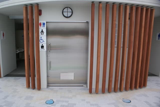 辰巳の森海浜公園 のトイレ入口写真