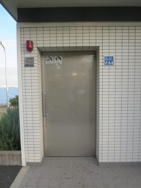 若洲海浜公園 のトイレ入口写真