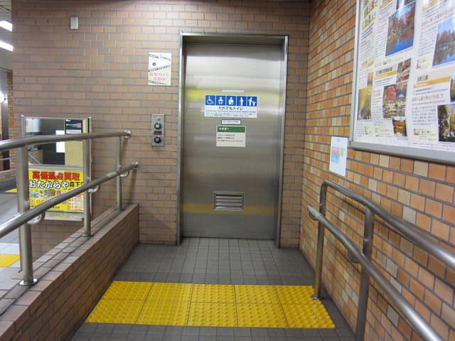 都営新宿線森下駅 のトイレ入口写真